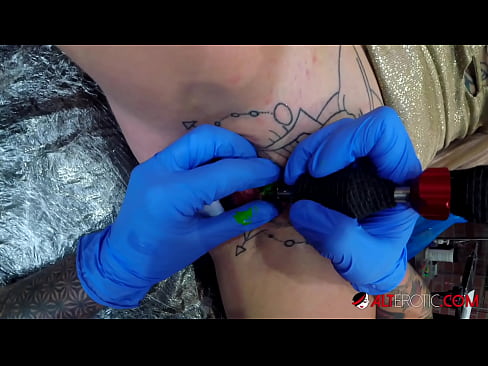 ❤️ Uiters getatoeëerde hottie Sully Savage het 'n tatoeëermerk op haar klitoris gekry ❌  Seks op af.javdoe.top ❌️